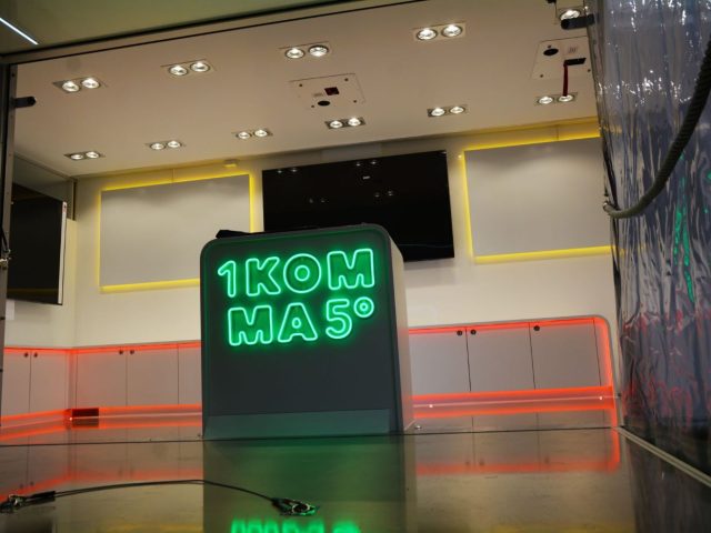1komme5-roadshow-showtruck